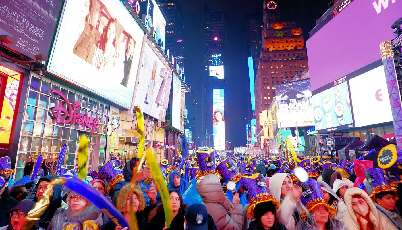 Uudenvuodenaatto New Yorkissa - Väkeä Times Squarella
