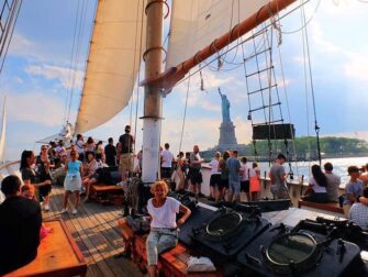 Vapaudenpatsas-purjehdus New Yorkissa - Purjehtimassa