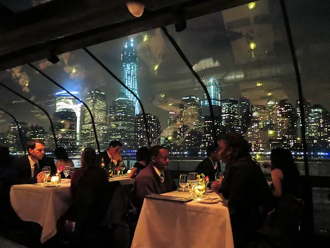 Bateaux New York illallisristeily - matkustajia