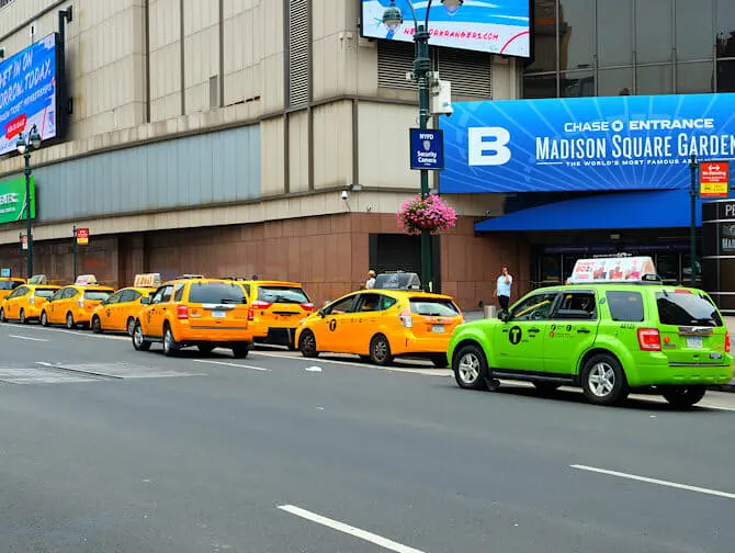 New Yorkin taksit - Limenvihreä taksi ja keltaisia takseja