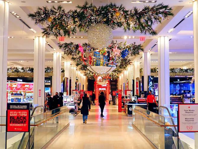 Macy's-tavaratalo New Yorkissa - Joulukoristeita