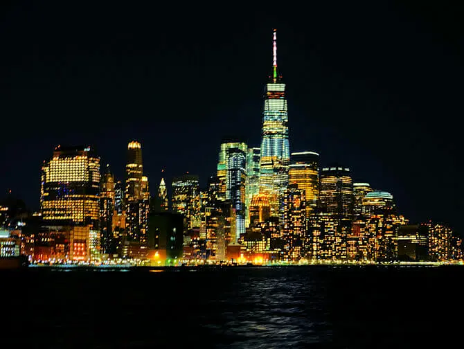 New York -iltaristeily seisovalla pöydällä