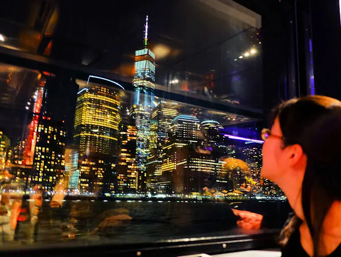 New York -iltaristeily seisovalla pöydällä - Näkymä