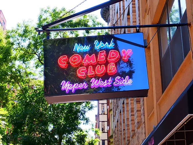 Stand Up komediaa komediaklubilla New Yorkissa