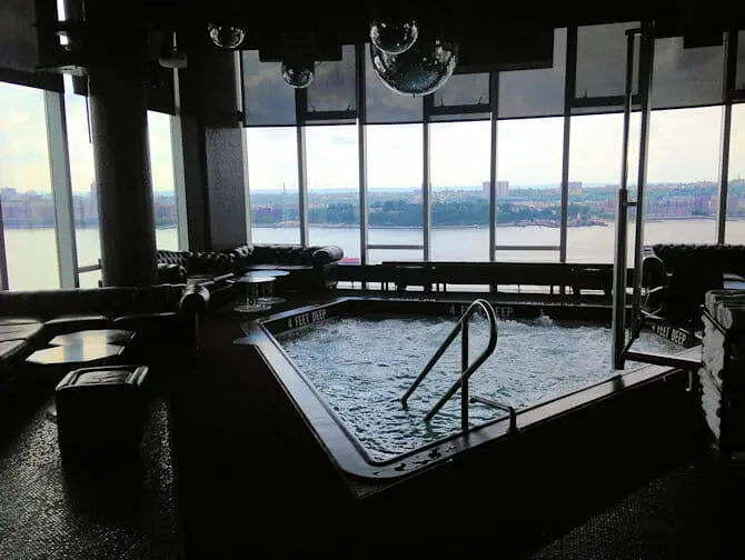 Homobaarit New Yorkissa - Le Bain uima-allas