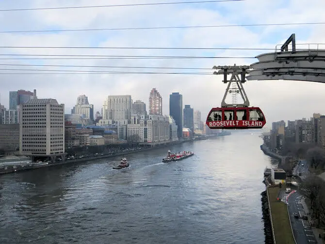 Roosevelt Tram Queens Borough Bridgelta pain New Yorkissa