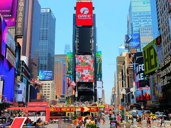 Mitä tehdä Times Squarella - Mainostauluja