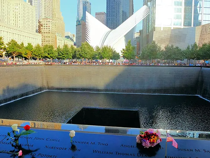 9/11 Memorial Ground Zerolla New Yorkissa - ruusuja