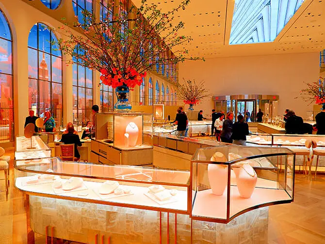 Shoppailua Fifth Avenuella New Yorkissa - Tiffany's