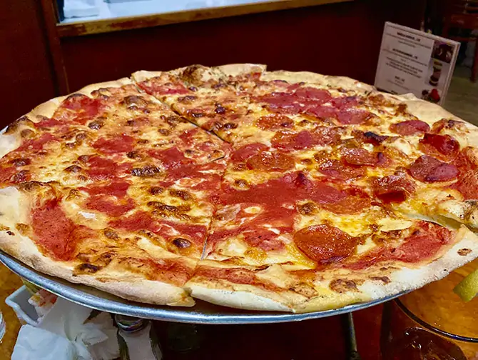 Paras pizza New Yorkissa - John's