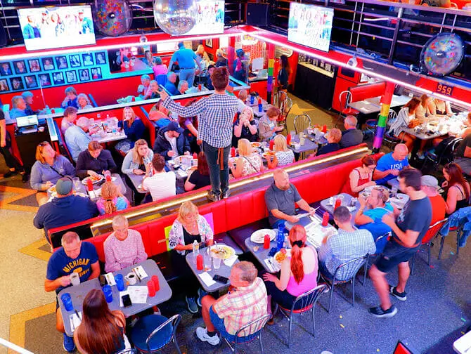 Aamianen New Yorkissa - Ellen's Stardust sisältä
