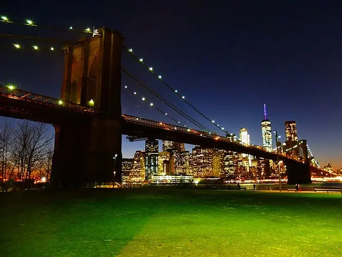 Puistot New Yorkissa - Brooklyn Bridge illalla