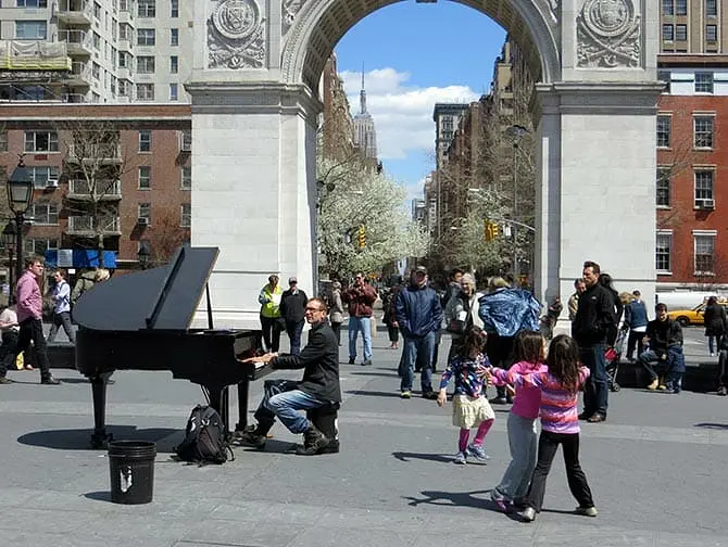 Puistot New Yorkissa - Live-musiikkia Washington Square Parkissa