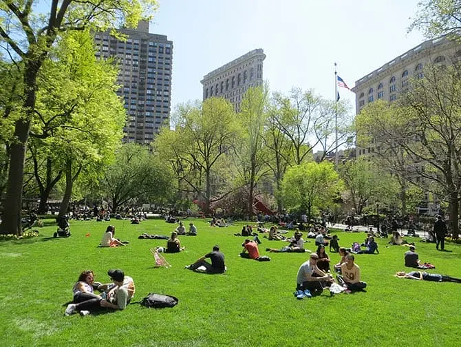 Puistot New Yorkissa - Ihmisia Madison Square Parkissa