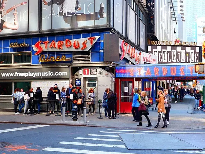 Teemaravintolat New Yorkissa - Ellen's Stardust Diner