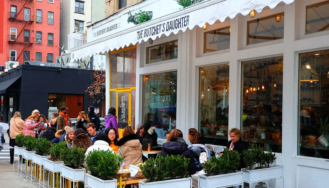 Kasvisravintolat New Yorkissa - The Butcher's Daughter -terassi