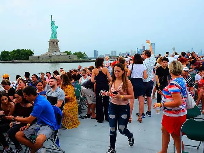 4th of July -itsenäisyyspäivä New Yorkissa - Ilotulitusristeily