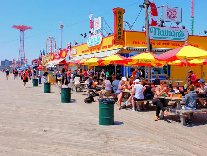 Memorial Day New Yorkissa - Coney Islandin rantabulevaldi