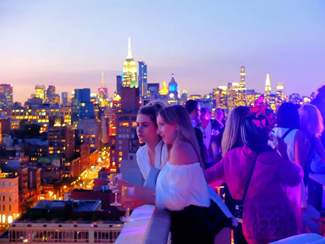 New Yorkin parhaat kattoterassibaarit - The Roof auringonlasku