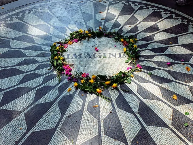 Strawberry fields aamutuimaan central parkissa new yorkissa