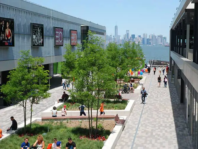 Empire Outlets New York City - Skyline