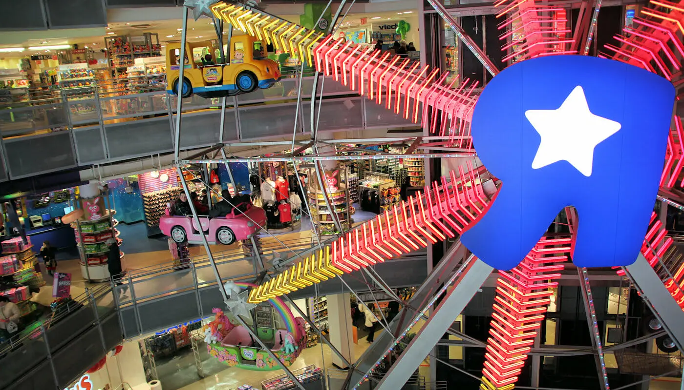 Maailmanpyora Toys R Us -liikkeessa New Yorkissa