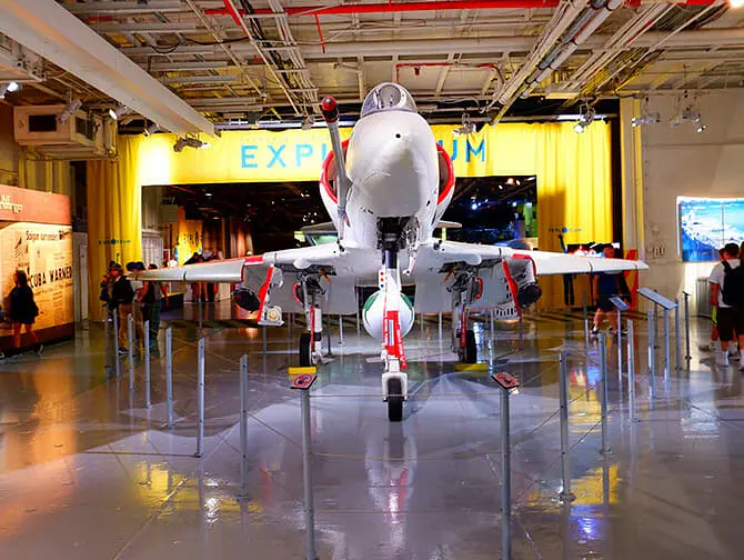 Intrepid Sea, Air and Space Museum New Yorkissa - Hävittäjäkoneita