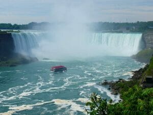 New Yorkista Niagaran putouksille päivämatka lentokoneella