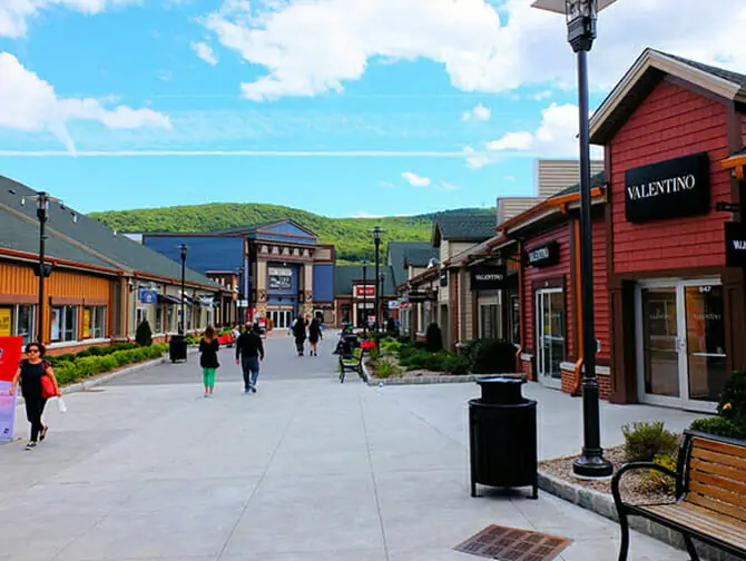 Woodbury Common Premium Outlet New Yorkissa - Kaupat