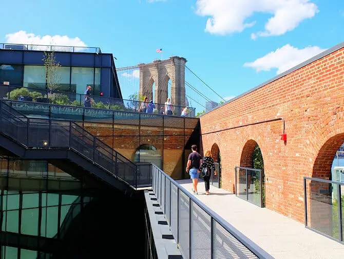 Brooklyn Bridge Park New Yorkissa - Empire Stores katto