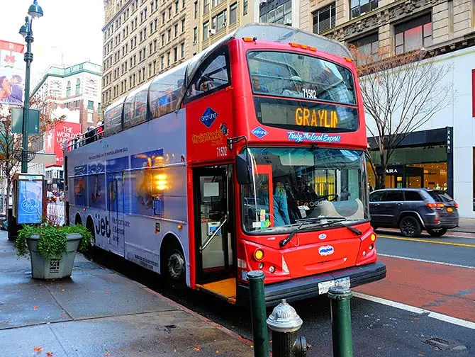 Hop on Hop off -bussit New Yorkissa - Gray Line punanen bussi