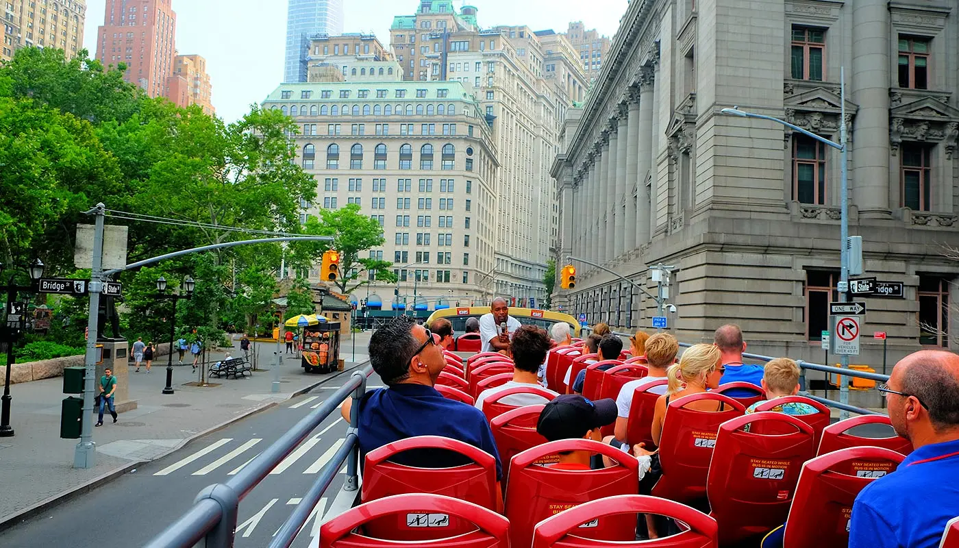 Hop on Hop off -bussit New Yorkissa - Nähtävyyksien katselua