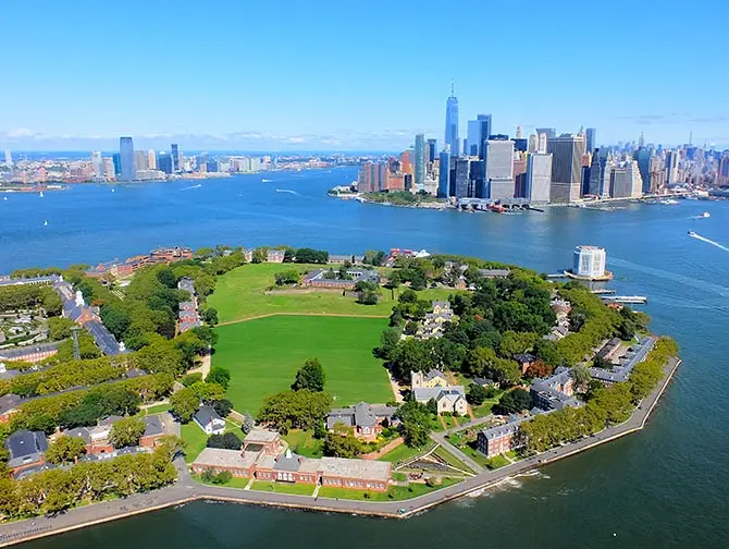 Helikopterilentojen reitit New Yorkissa - Govenors Island