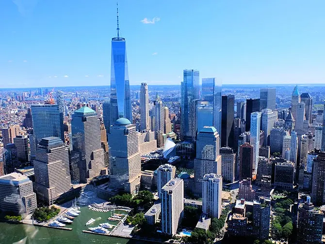 Helikopterilentojen reitit New Yorkissa - Manhattanin siluetti