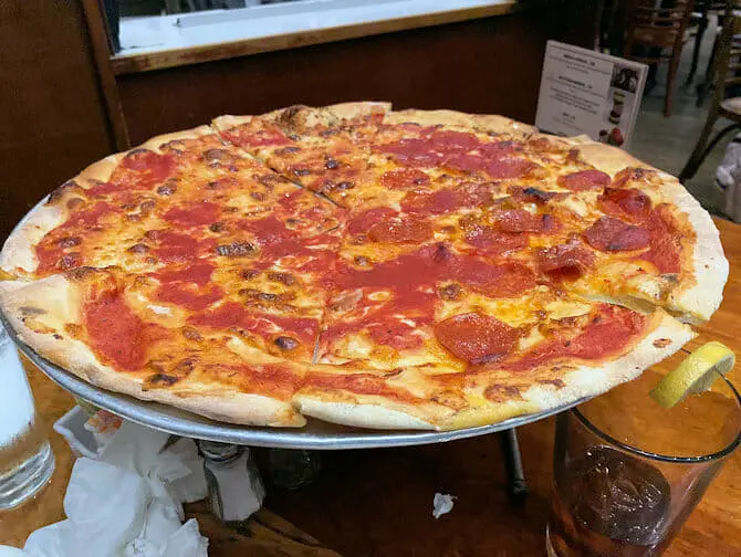 Missä syödä lasten kanssa New Yorkissa - John's Pizzeria