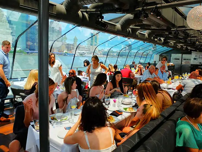 Bateaux-lounasristeily New Yorkissa - Lounastamassa