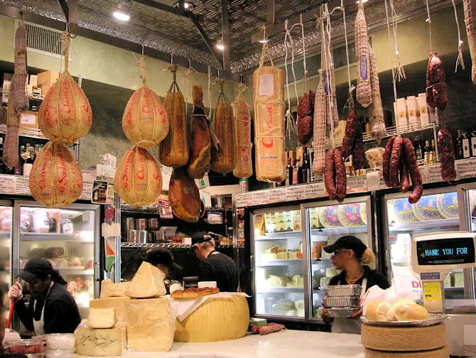 Chinatown ja Little Italy -ruokakierros - Italialaisia juustoja
