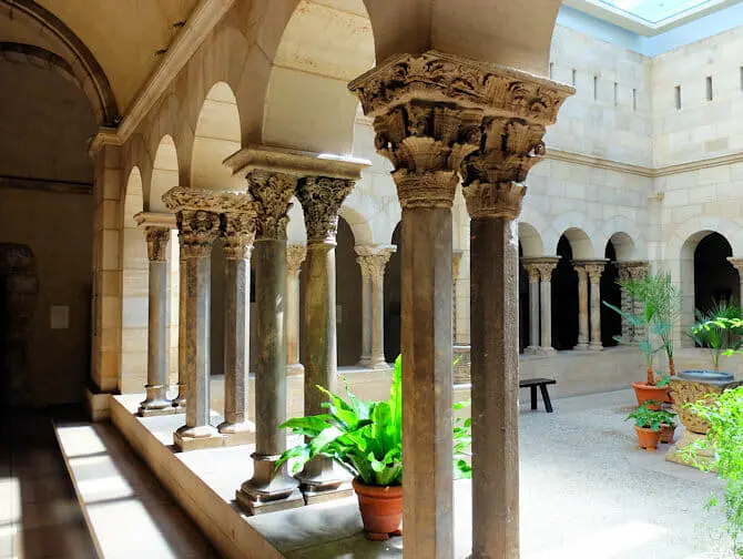 The Met Cloisters New Yorkissa - arkkitehtuuri