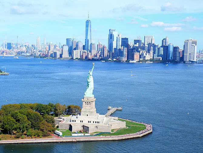 Helikopterilento ilman ovia New Yorkissa - Vapaudenpatsas