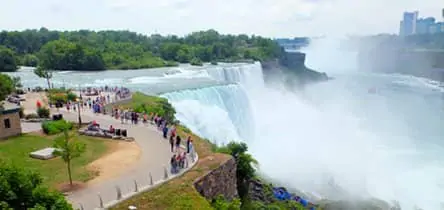Niagaran putouksille lentäen