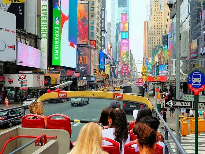 New York Sightseeing Day Pass ja New York Pass -kaupunkipassien erot - Hop on Hop off -bussi