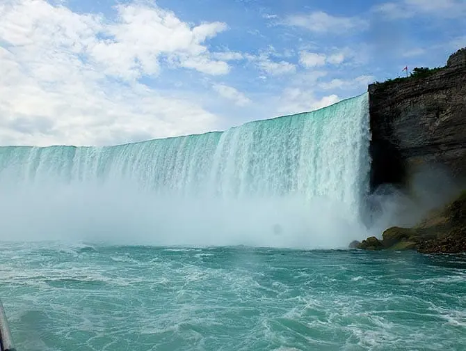 New Yorkista Niagaran putouksille päivämatka bussilla - Näkymä Maid of the Mist -lautalta