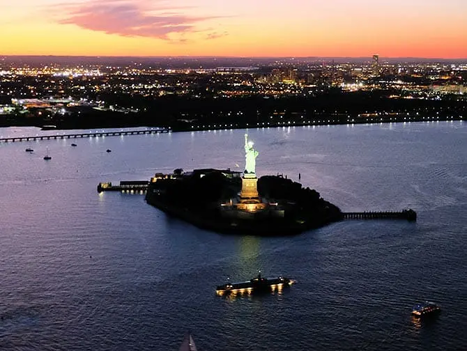 Helikopterilento illalla New Yorkissa - Vapaudenpatsas