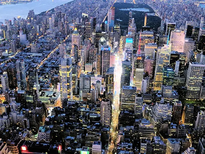 Helikopterilento illalla New Yorkissa - Times Square