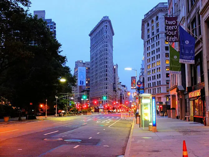 Flatiron Building New Yorkissa - Flatiron Building yöllä