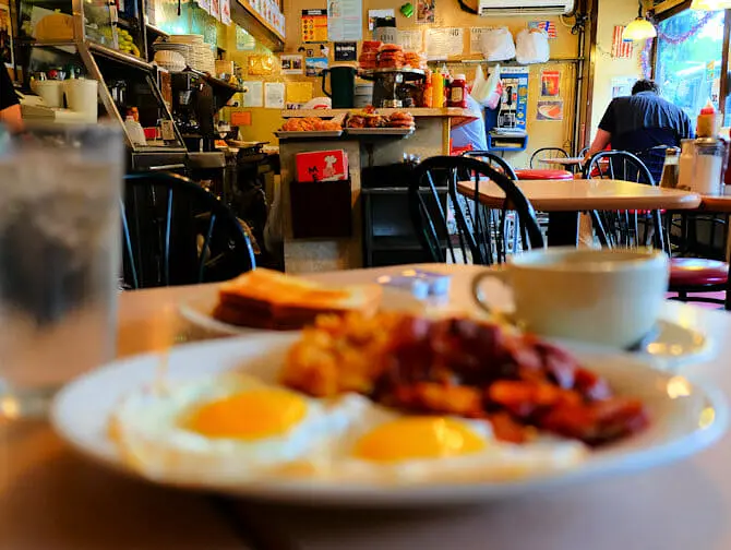 Breakfast New Yorkissa - La Bonbonniere aamupala