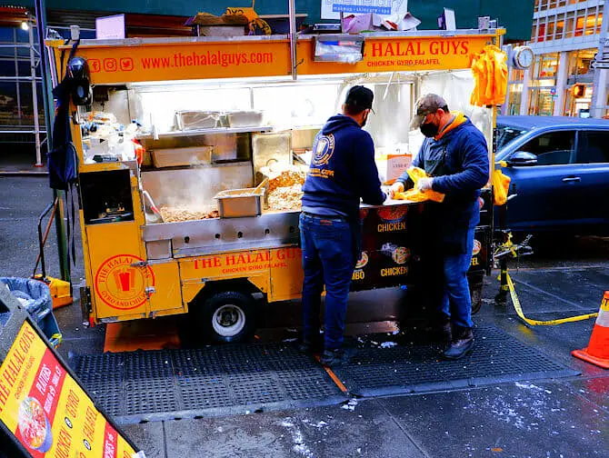 Street food New Yorkissa - Halal Guys -ruokakoju
