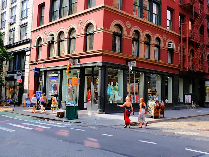 Shoppailu New Yorkin SoHossa Johnny Was