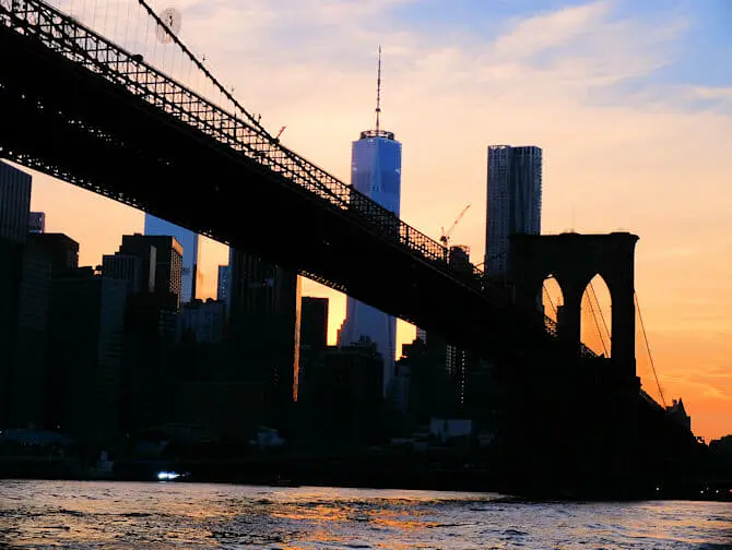 Twilight-risteily New Yorkissa Brooklyn Bridge