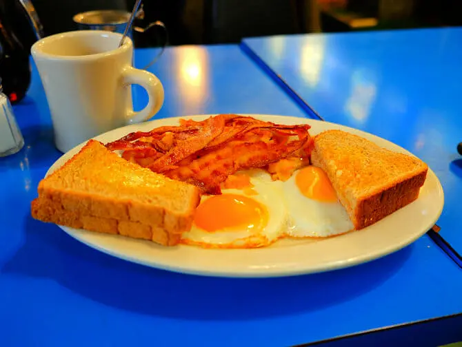 Tyypillist&auml; amerikkalaista ruokaa New Yorkissa -Sunny side up